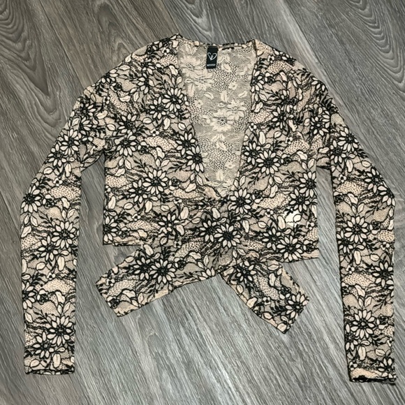 Flirty Floral Lace Tie Front Crop Top - Picture 4 of 6